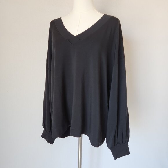 NWT Travis Mathew Cloud Terry V-Neck Top Pullover Balloon Sleeve Tencel Black - Picture 4 of 13